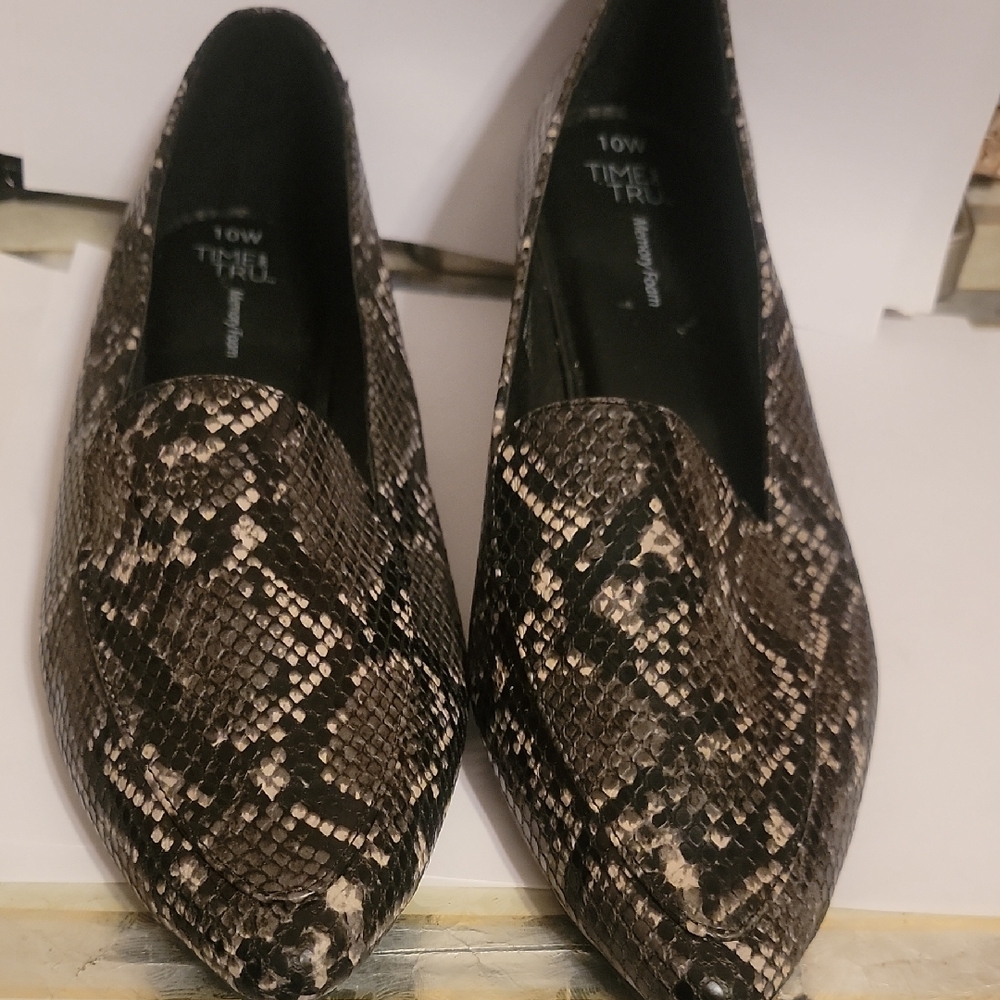 Time and Tru Black Flats with Elegant Snakeskin Design